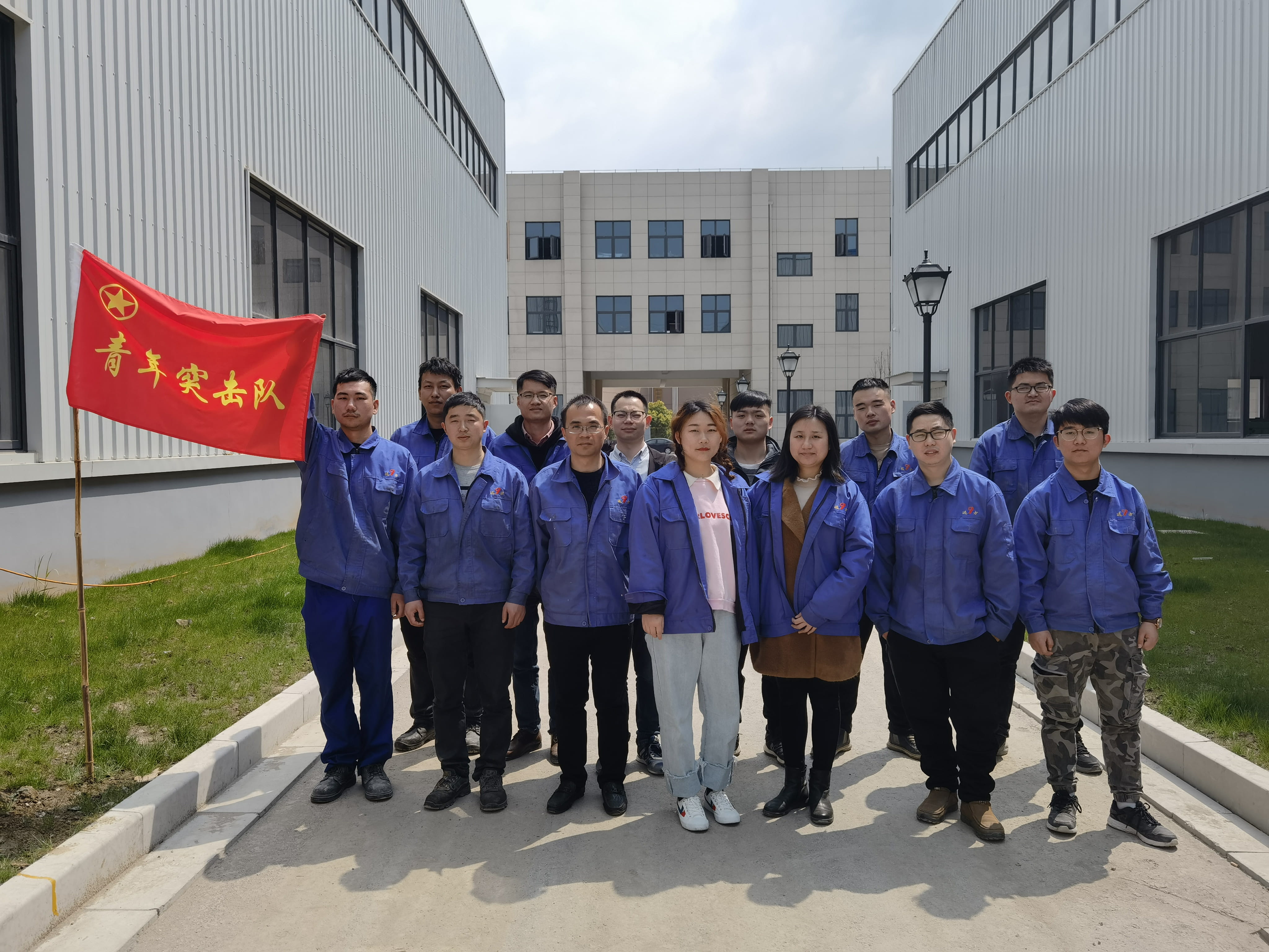 远方动力青年突击队助力厂区搬迁1.jpg