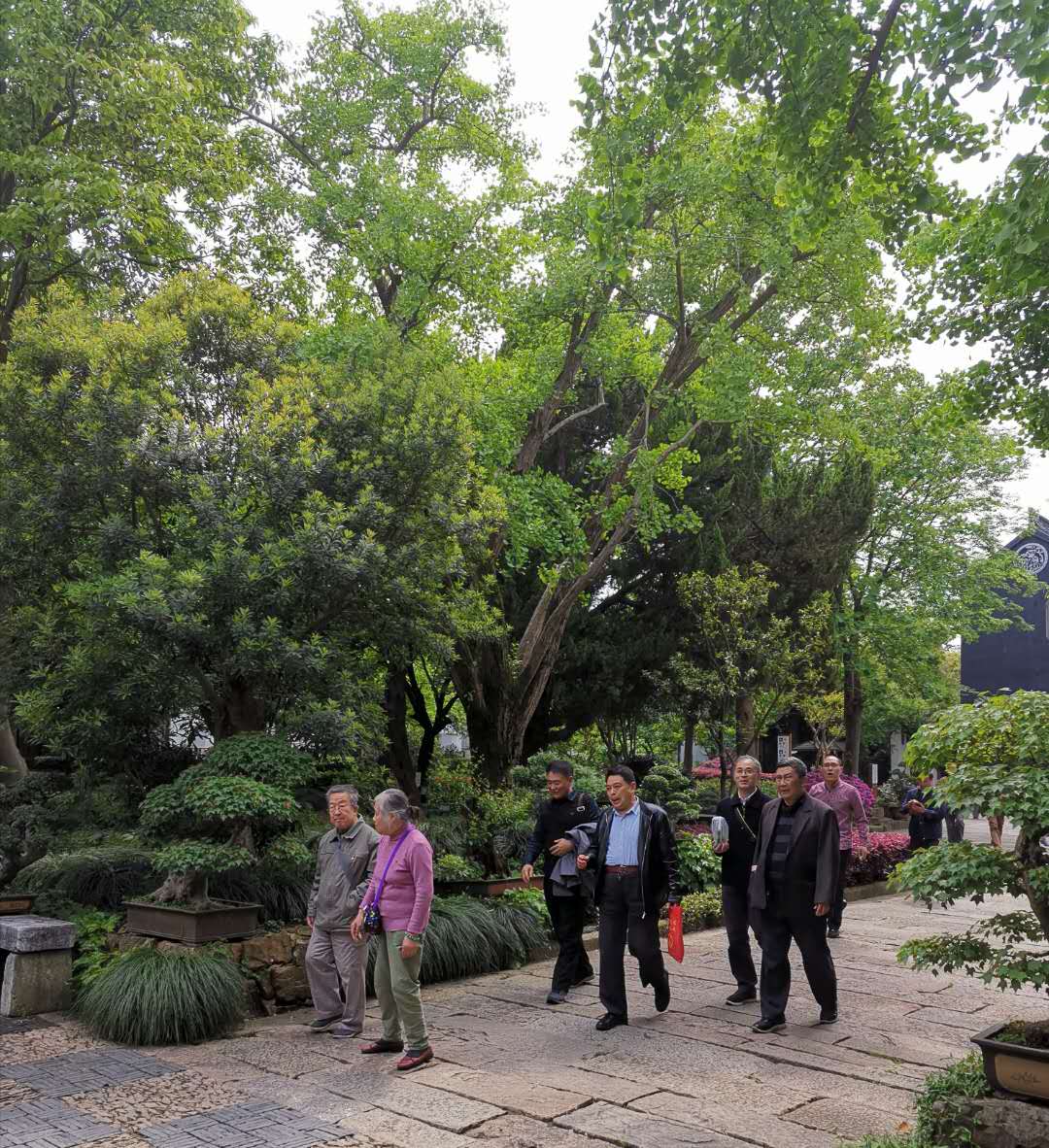 一队老职工西山行3.jpg