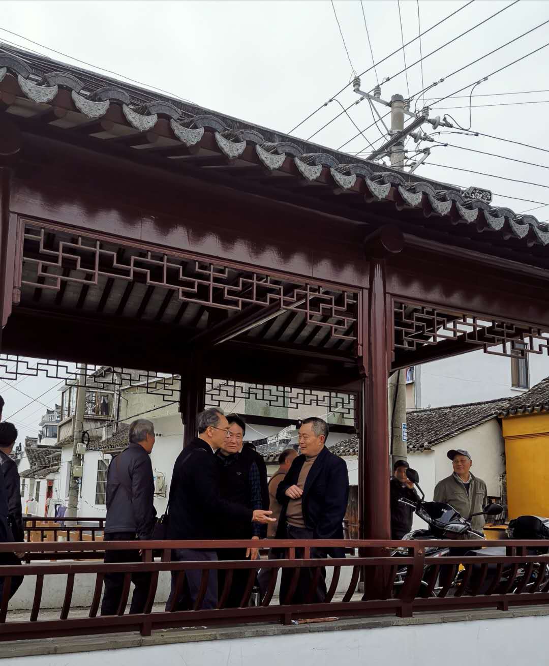一队老职工西山行1.jpg